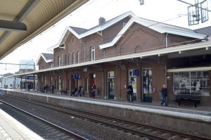 Foto: Stacja kolejowa Roermond, widok od strony peronu. Autor: Erik Swierstra https://nl.wikipedia.org/wiki/Bestand:Station_Roermond,_perronzijde.jpg